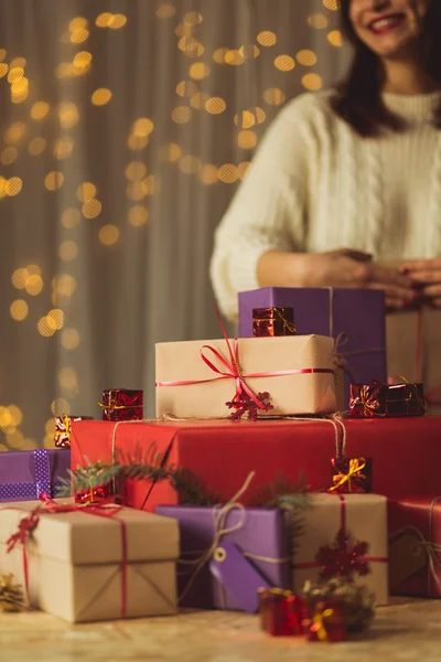 Mujer embalaje regalos de Navidad —  Fotos de Stock