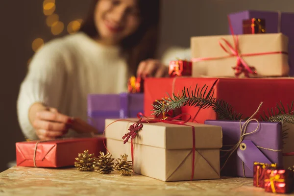 Señora desembalaje regalo de Navidad — Foto de Stock