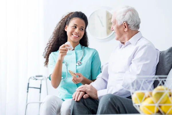 Medico premuroso per la persona anziana — Foto Stock