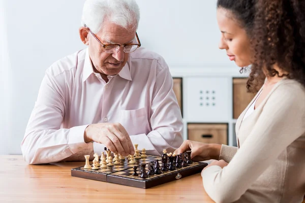 退職者と介護者のチェス — ストック写真