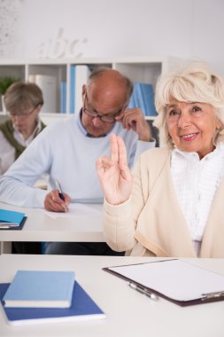 Yetişkin öğrenci el yükselen