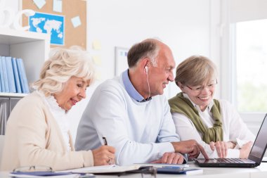 Gülümseyen kıdemli arkadaşlar