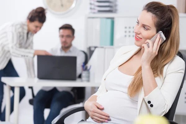 Žena pracující v těhotenství — Stock fotografie