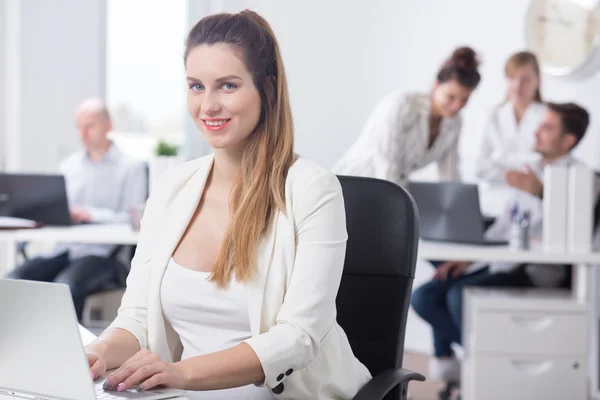 Schönheit weibliche Büroangestellte — Stockfoto