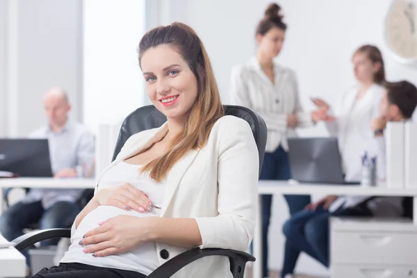 Mujer jefe estar en el embarazo — Foto de Stock