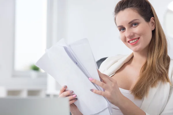 Trabajador de oficina sonriente sosteniendo documentos — Foto de Stock