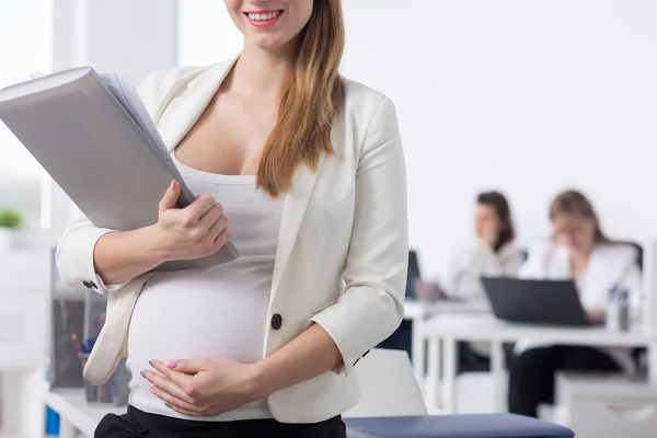Женщина-шеф во время беременности — стоковое фото