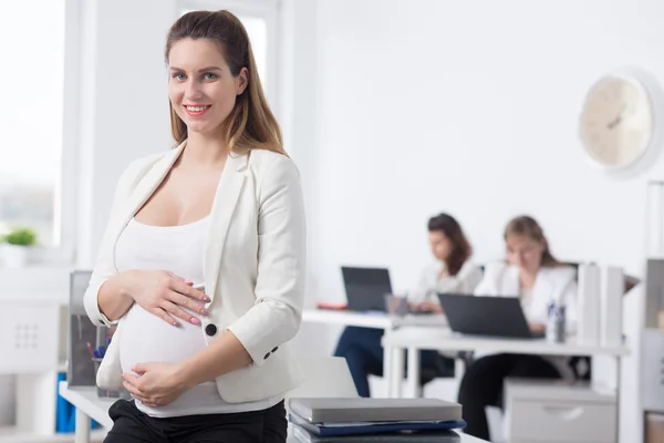 Mujer embarazada jefe — Foto de Stock