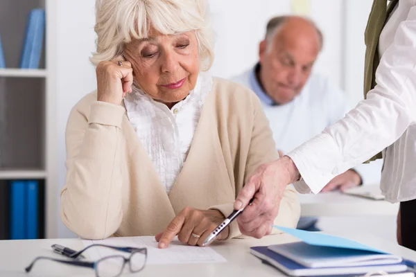 Oudere vrouw in school — Stockfoto