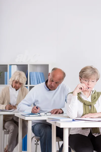 Senior mensen in de klas — Stockfoto