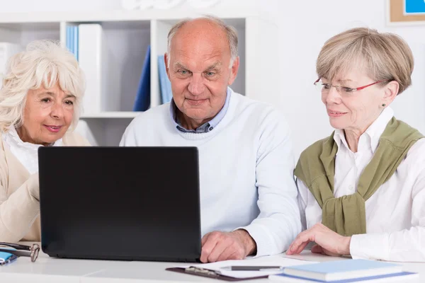 Senior people with laptop — Stock Photo, Image