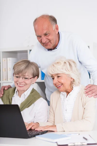 Trabajo en equipo: personas mayores trabajando juntas — Foto de Stock