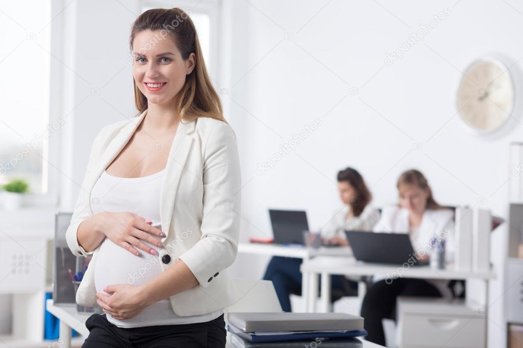 беременные женщины на работе. устроилась и узнала что беременна. женщина и тест на беременность. подростковая беременность демотиваторы. могут ли уволить беременную женщину с работы на испытательном сроке.