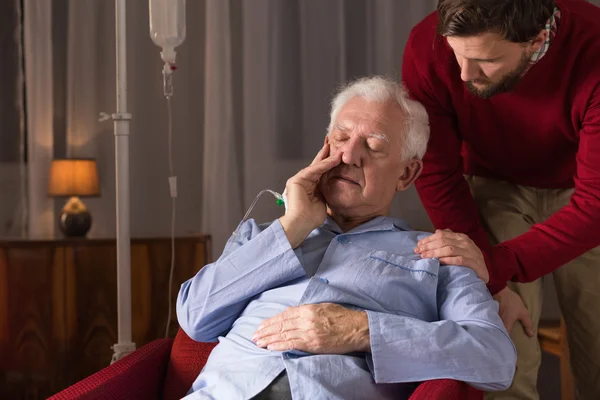 Zieke oude persoon in behoefte — Stockfoto
