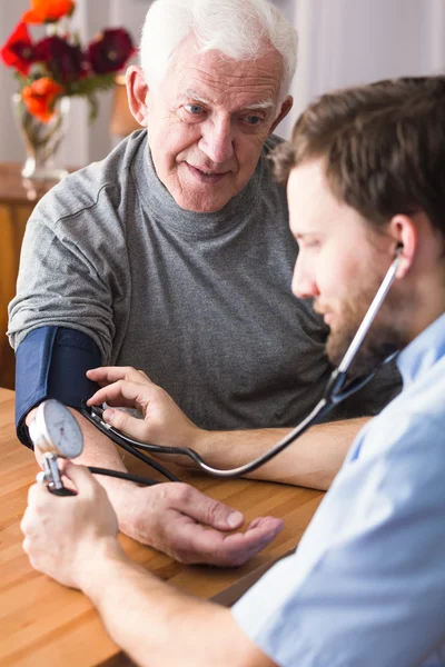 Hombre con presión arterial alta —  Fotos de Stock