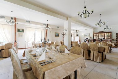 Zarif restoran tablolarda koydu