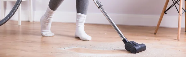 Huisvrouw zorgen over haar appartement — Stockfoto