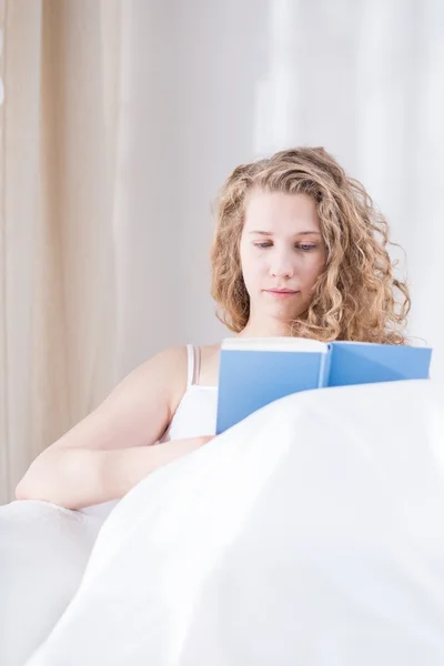 Libro de lectura mujer —  Fotos de Stock