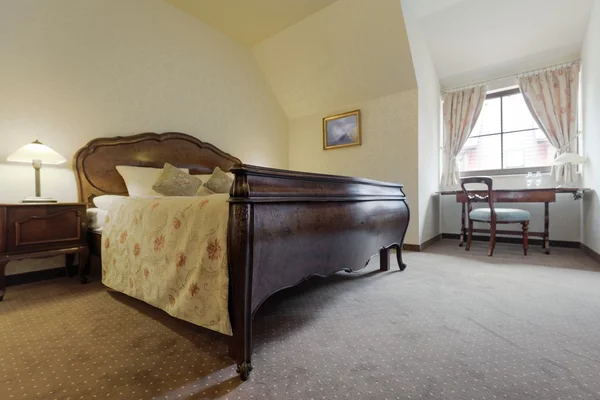 レトロなスタイルのベッド — ストック写真