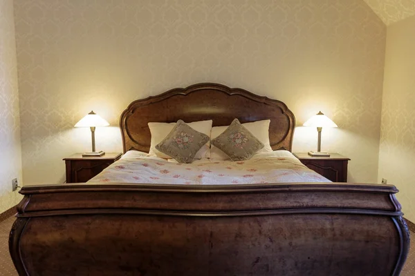 Спальня в старинном дизайне — стоковое фото