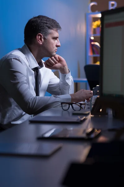 Manager expérimenté dans le bureau — Photo