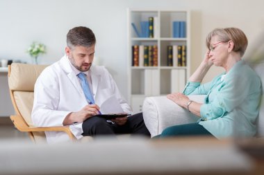 Doktor ev ziyareti sırasında