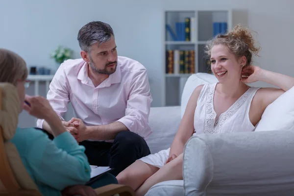 Man en vrouw op echtelijke therapie — Stockfoto