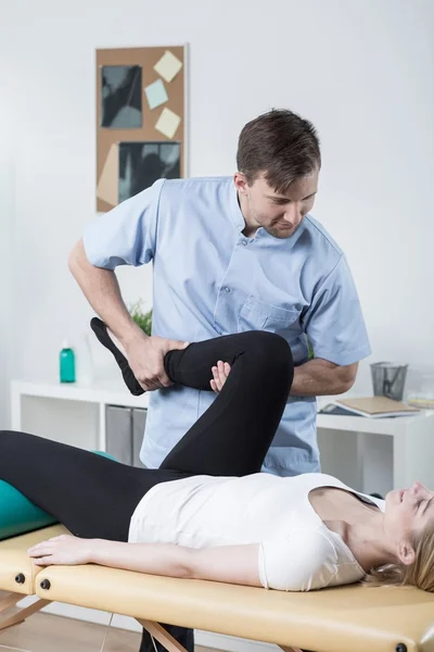 Ćwiczenia z fizjoterapeutą — Zdjęcie stockowe