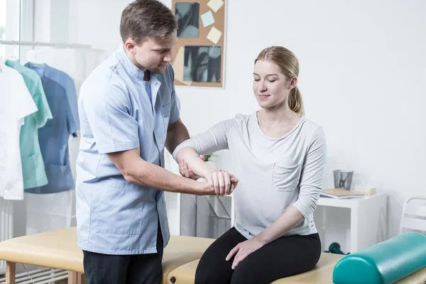 Rehabilitación paciente femenino — Foto de Stock