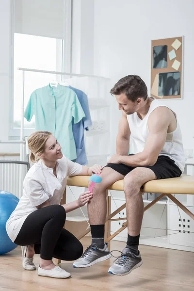 Terapia con cinta de kinesio — Foto de Stock