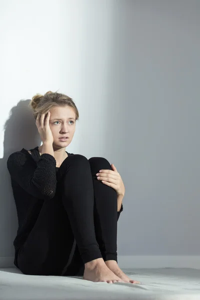 Ung kvinna med ätstörning — Stockfoto