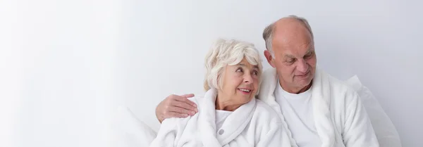 Sonriendo en la cama — Foto de Stock