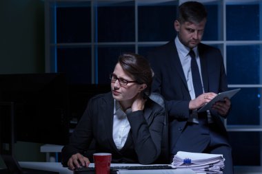 İşçi ve boyun ağrısı