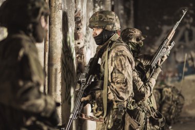 Silahlı askeri asker