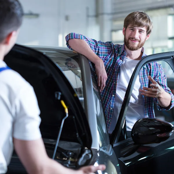 Zufriedener Kunde der Tankstelle — Stockfoto