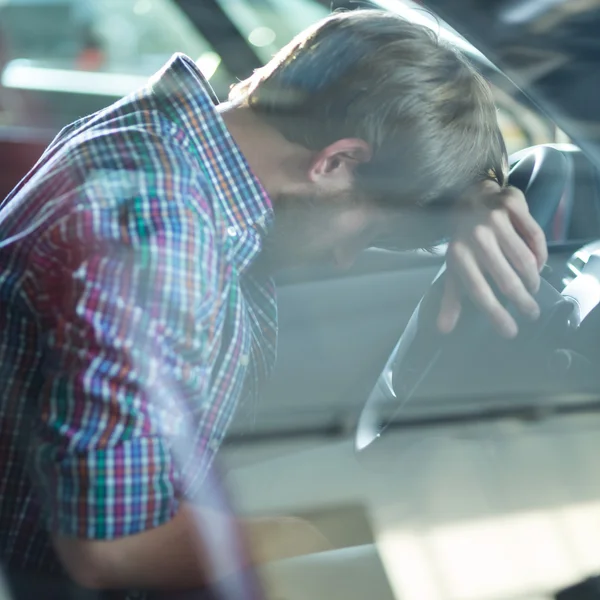 Verzweifelter Fahrer hat Problem — Stockfoto