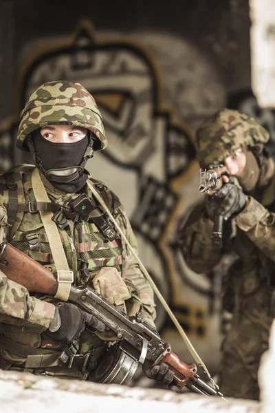 Soldado en uniforme de vestido de batalla — Foto de Stock