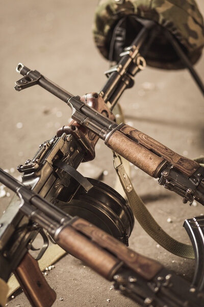 Армейское оружие и шлем
