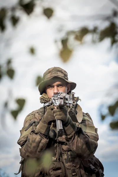 Солдат с оружием — стоковое фото