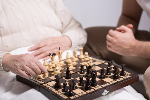 Cuidador jugando con residente — Foto de Stock