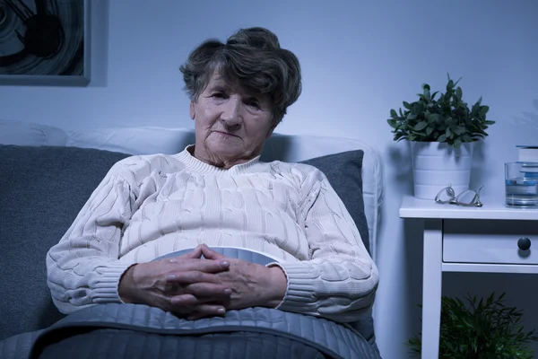 Пожилая женщина с болезненными недугами — стоковое фото