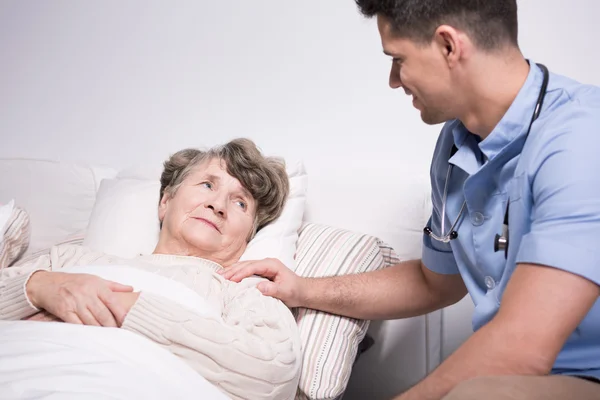 Oudere vrouw met gezondheid ellende — Stockfoto