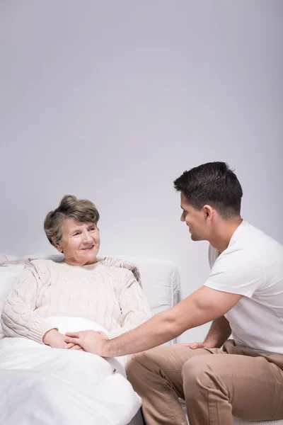 L'uomo che aiuta la nonna malata — Foto Stock