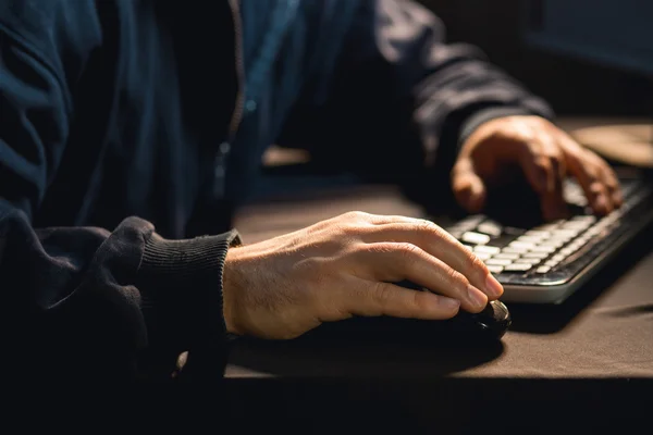 Hacker digitação no teclado pc — Fotografia de Stock