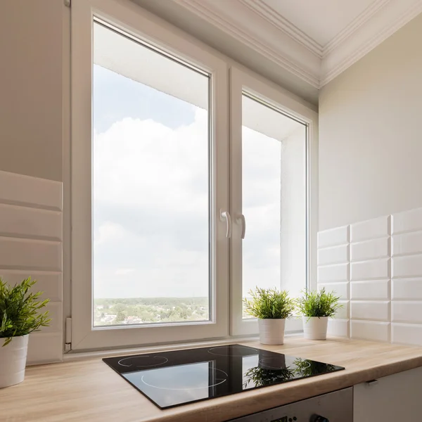Lichte keuken met uitzicht op omgeving — Stockfoto