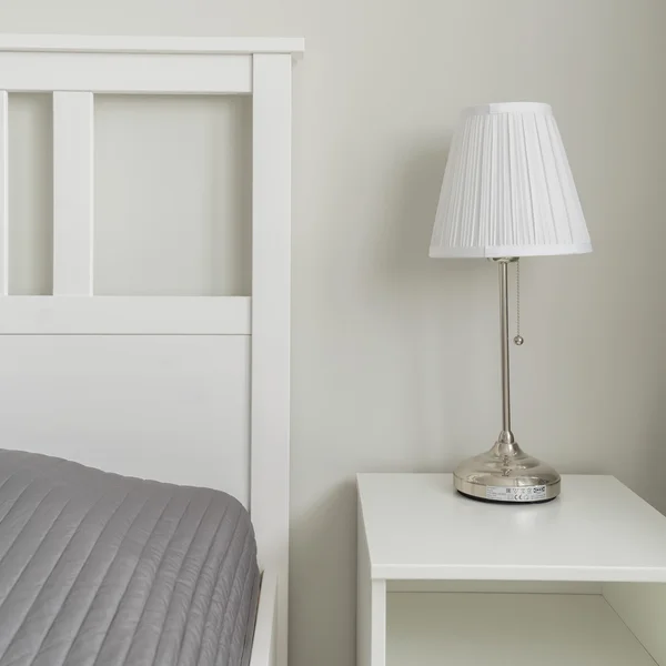 Helt enkelt utformad utrymme nära bed — Stockfoto