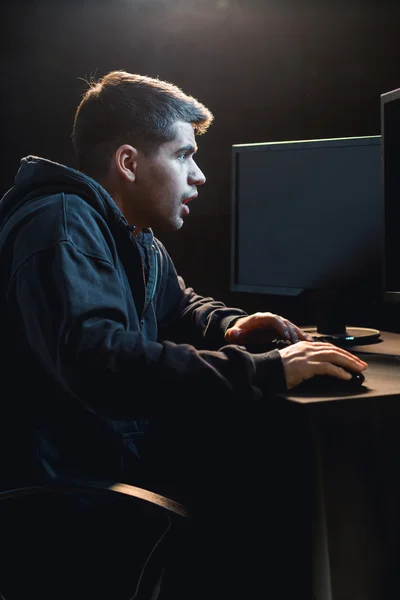 Mann süchtig nach Computerspielen — Stockfoto