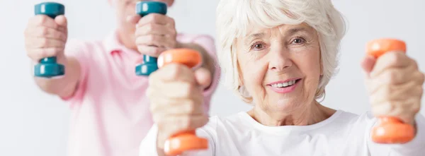 Las personas mayores son activas y saludables —  Fotos de Stock