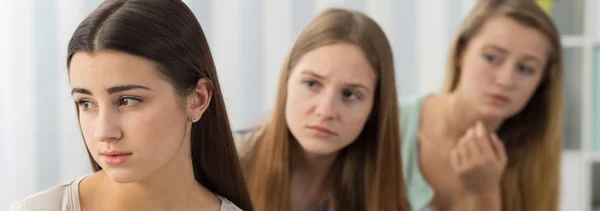 Jong meisje en haar vrienden — Stockfoto