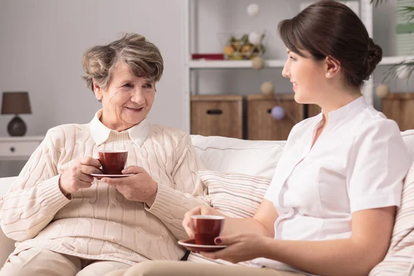 Seniorin mit Pflegerin — Stockfoto